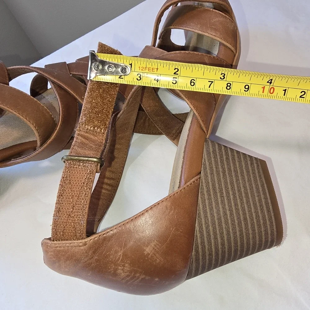 Clarks Collection Women's Size 9 Brown Strappy Sandals • 2.9